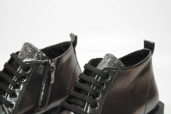 CASSO KAUÇUK KAYMAZ TABAN BAĞCIKLI FERMUARLI TAŞ DETAY KADIN GÜNLÜK BİLEK BOY BOT - 5