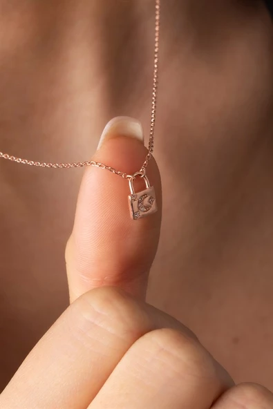 Gümüş Taşlı Minimal Hilal Kilit Kolye