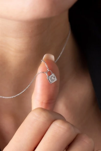 Gümüş Taşlı Minimal  Hilal Kilit Kolye