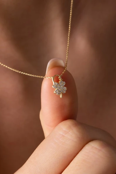 Gümüş Taşlı Minimal Yonca Kolye