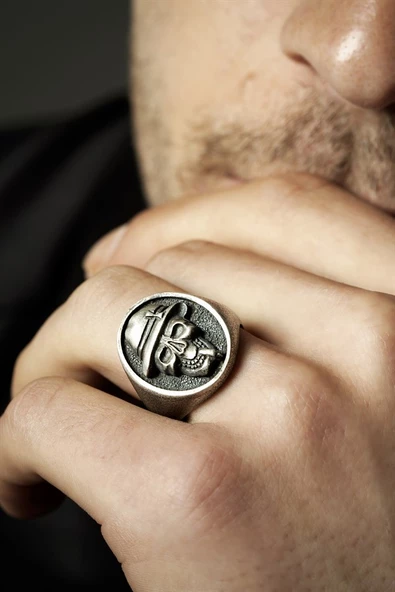 Gümüş Kuru Kafa Figürlü Erkek Yüzük ürün görseli 1