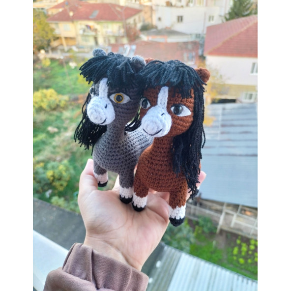 Amigurumi Doru ve Karatay iki oyuncak bir arada sevimli çizgi karakter at