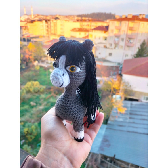 Amigurumi gri at doru sevilen çizgi karakteri hediyelik oyuncak