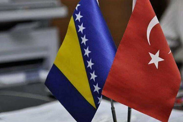 92-98 Bosnia ve Yeni Bosna Herksek Bayrakları - Türkiye Bayrağı Üçlü Saten Masa Bayrak Set - 1