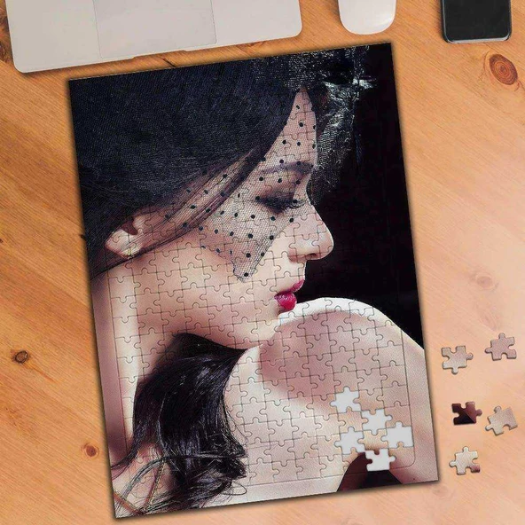 Hüzünlü Kadın Portresi 240 Parça Puzzle Yapboz-74525
