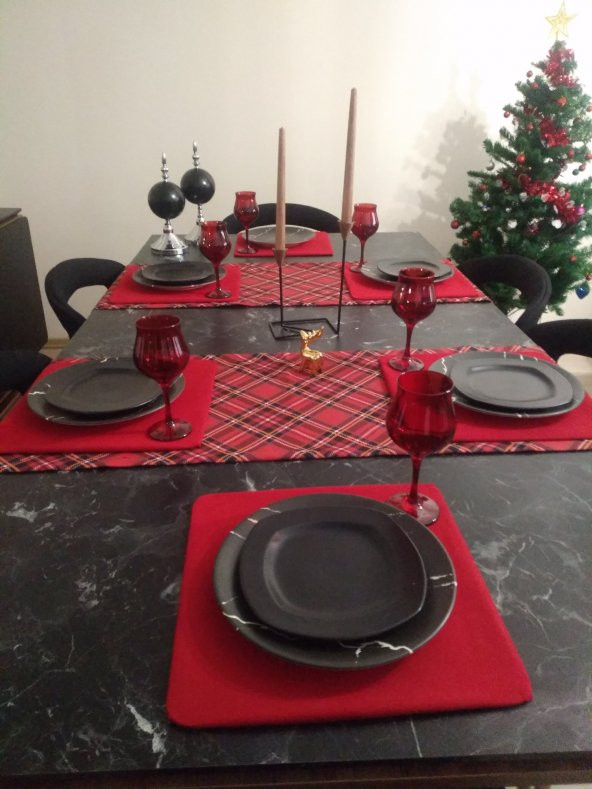 Ayşemce yılbaşı Amerikan servis takım 6 kırmızı kare supla,2 adet ekose desenli runner