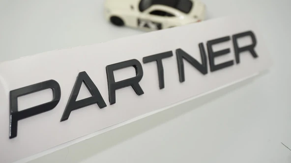 DK Tuning Peugeot Partner Bagaj 2025+ Koyu Gri Logo Amblem Arma ürün görseli 1