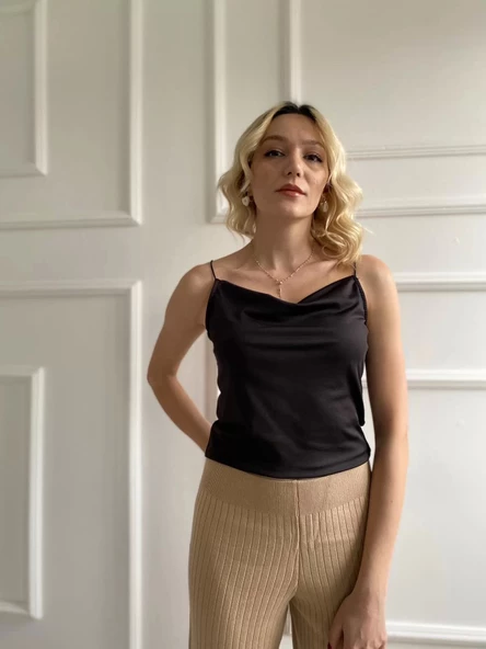 Kadın Siyah Degaje Yaka Crop - Resim 3