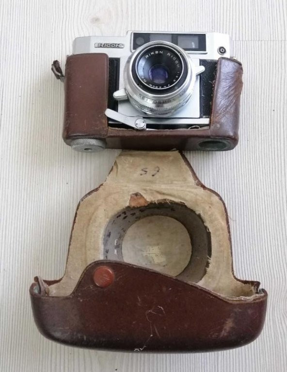 ALTTAN KURMALI ANTİKA ÇANTASINDA RİCOH 500 FOTOĞRAF MAKİNESİ MADE İN JAPON