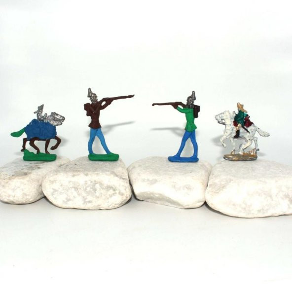 4 Adet Antika Kurşun Asker  El Boyama Atlı ve Silahlı Kurşun Asker Lotu  Lot No 2 - 2