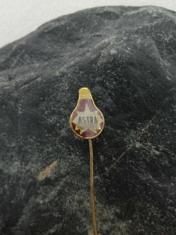 Antika Ampul Şeklinde Rozet Astra Yazılı Rozet İş yeri Marka Yazılı Rozet Broş ürün görseli