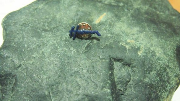 Sanat Taciri- Lacivert El Yazısı Rozet - Yaka İğnesi - Broş ürün görseli