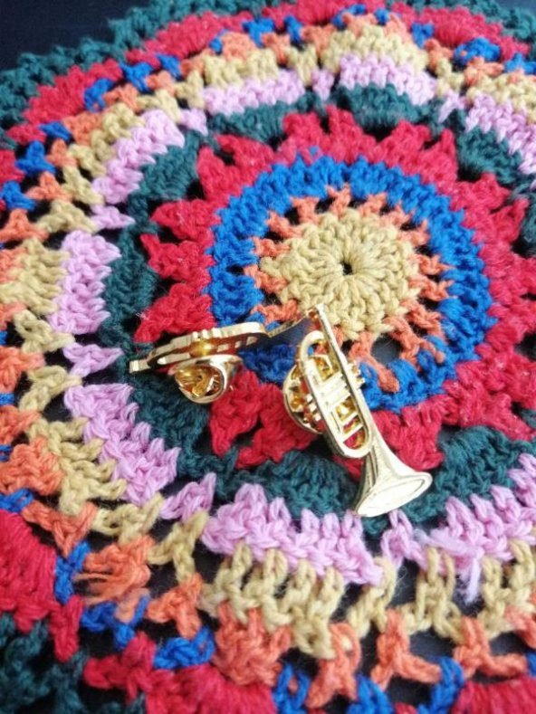 1 Adet Trompet Rozet Yaka İğnesi Aksesuar Çanta Süsü