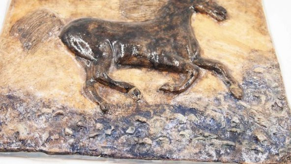 Sanat Taciri - El Yapımı Koşan At Biblo - Duvar Süsü  Seramik- Kabartmalı