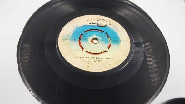 GÖBEKLİ 45 LİK PLAK BİR KUZUDA TAŞ DİBİNDE MELİYOR ALİ EKBER - 2