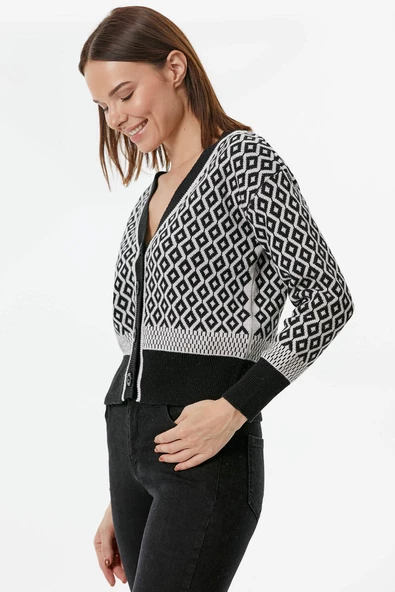 Düğmeli Geometrik Desenli Triko Hırka - Siyah - Resim 3