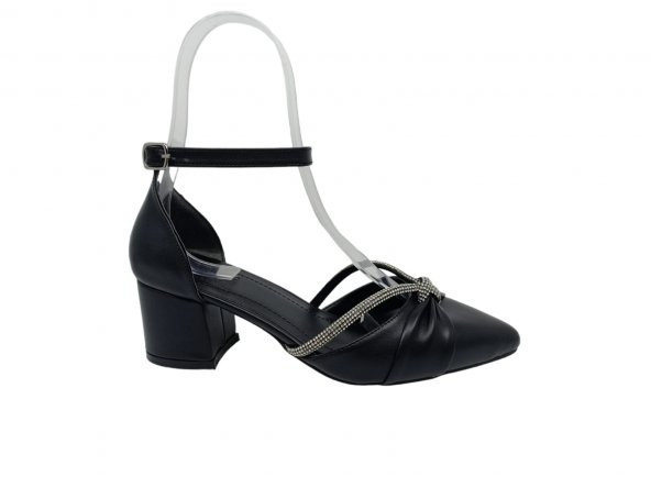 Zerhan C70 Kadın Siyah Burnu Kapalı Sivri Burun Taşlı Bilek Bantlı Alçak Topuklu Ayakkabı
