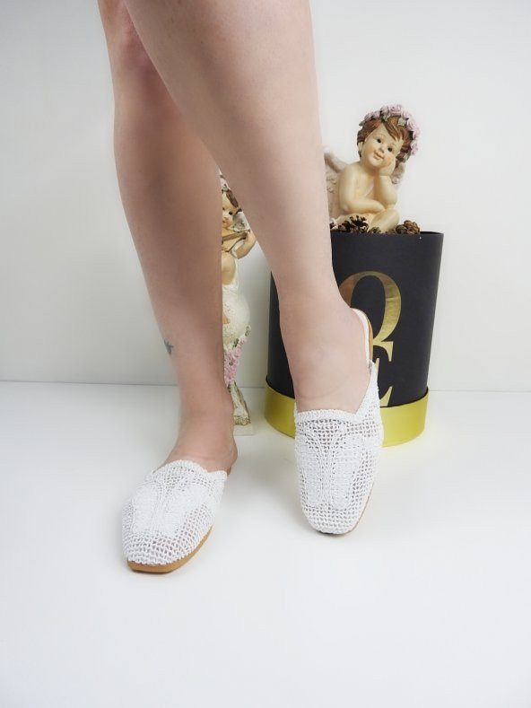 Sue Beyaz Hasır Işlemeli Önü Kapalı Terlik ürün görseli