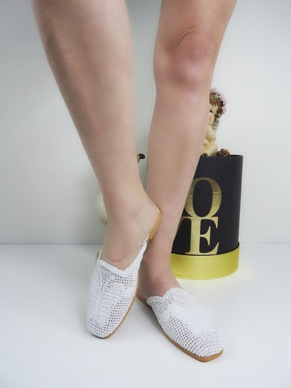 Sue Beyaz Hasır Işlemeli Önü Kapalı Terlik - Resim 3