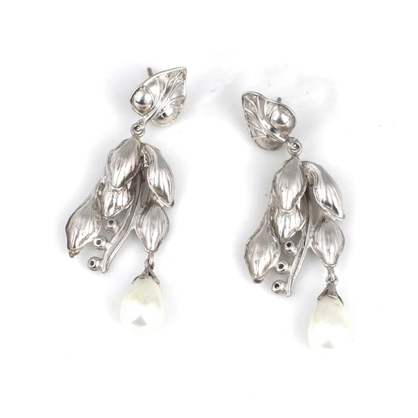 925 Ayar Gümüş Yapraklı Damla İncili Küpe ürün görseli 1