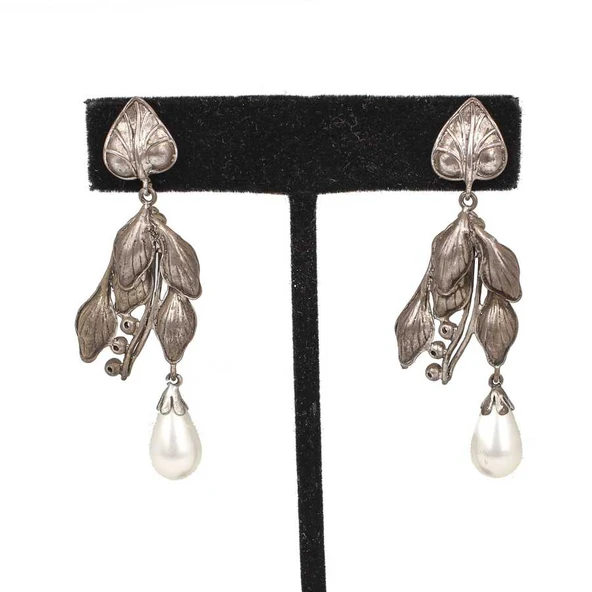 925 Ayar Gümüş Yapraklı Damla İncili Küpe - Resim 4