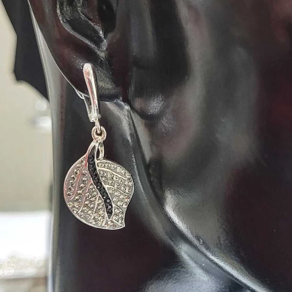 925 Ayar Gümüş Beyaz Zirkon Taşlı Yaprak Model Küpe - Resim 2