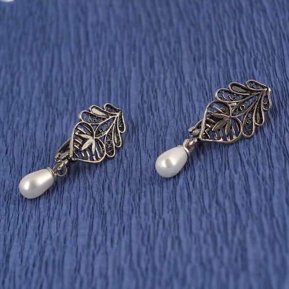 925 Ayar Gümüş Yaprak Motifli İnci Sallantılı Küpe - Resim 2