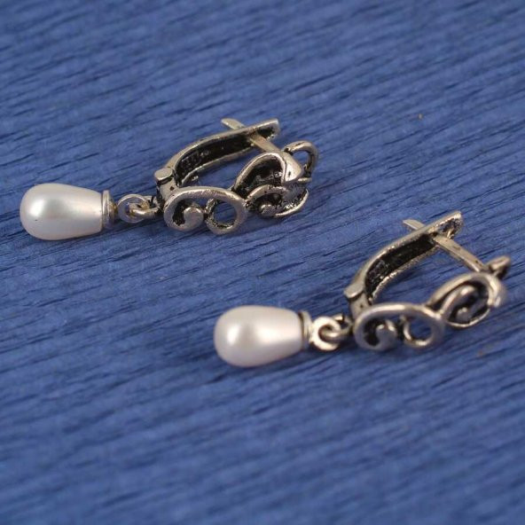 925 Ayar Gümüş Ajurlu Yaprak Motifli İnci Sallantılı Küpe