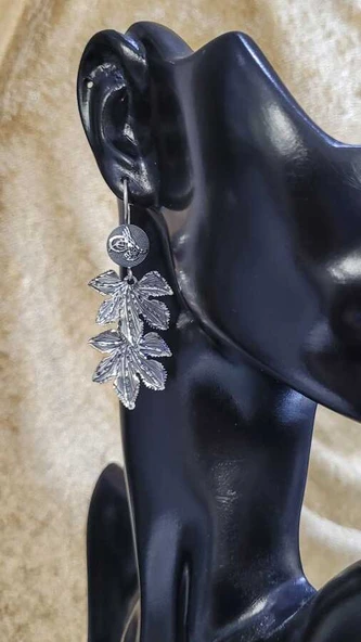 925 Ayar Gümüş Sallantılı El Kalemli Asma Yapraklı Küpe - Resim 3