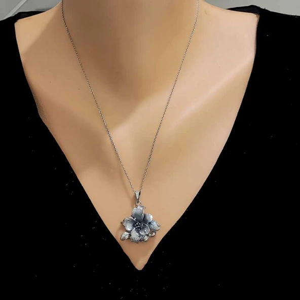 925 Ayar Gümüş Oksitli Çiçek Kolye Ucu ürün görseli