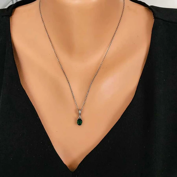 925 Ayar Gümüş Oval Küçük Boy Sentetik Zümrüt Taşlı Kolye ürün görseli 1