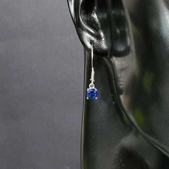 925 Ayar Gümüş Yuvarlak Küçük Boy Sentetik Safir Taşlı Küpe - Resim 3