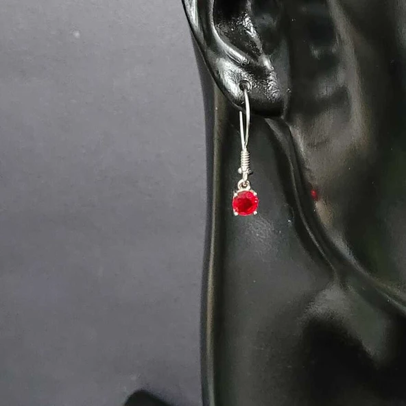 925 Ayar Gümüş Yuvarlak Küçük Boy Sentetik Yakut Taşlı Küpe ürün görseli 1