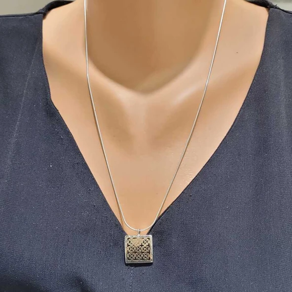 925 Ayar Gümüş Kare Konstantin Kolye ürün görseli 1