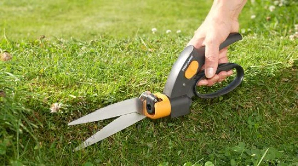FISKARS 113680 GS42 SERVO SİSTEM DÖNER BAŞLI ÇİM ÇİT KESME MAKASI
