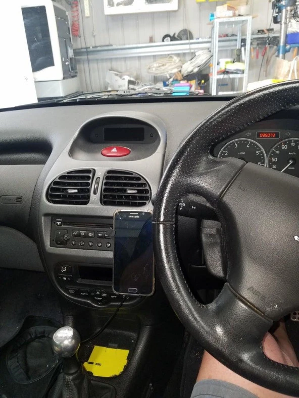 Peugeot 206 Telefon Tutucu Plastik Aparat