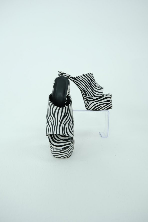 Siyah beyaz zebra desenli yüksek topuklu terlik - 2