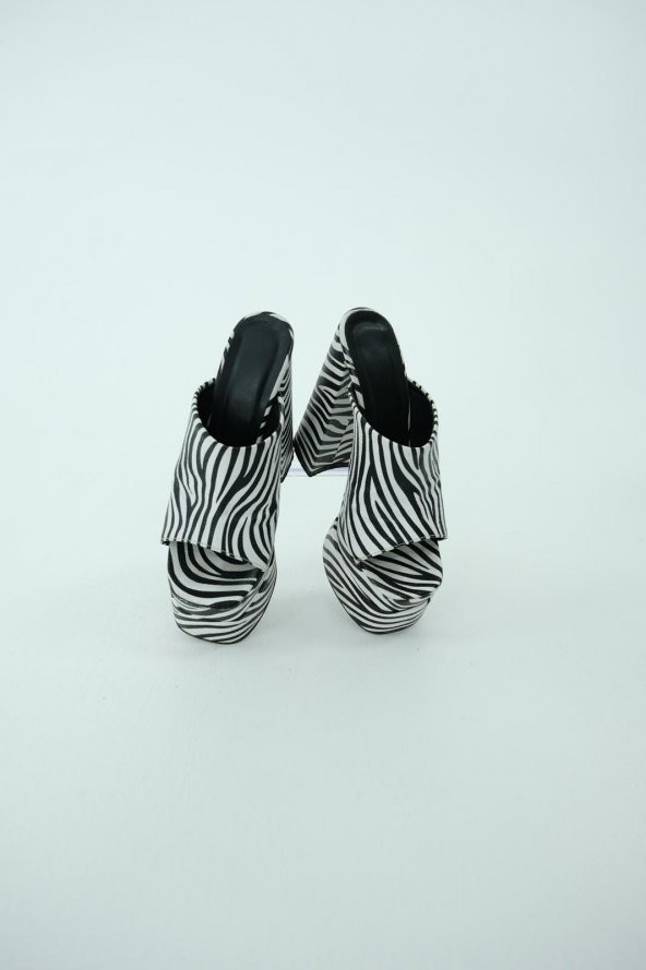 Siyah beyaz zebra desenli yüksek topuklu terlik - 3