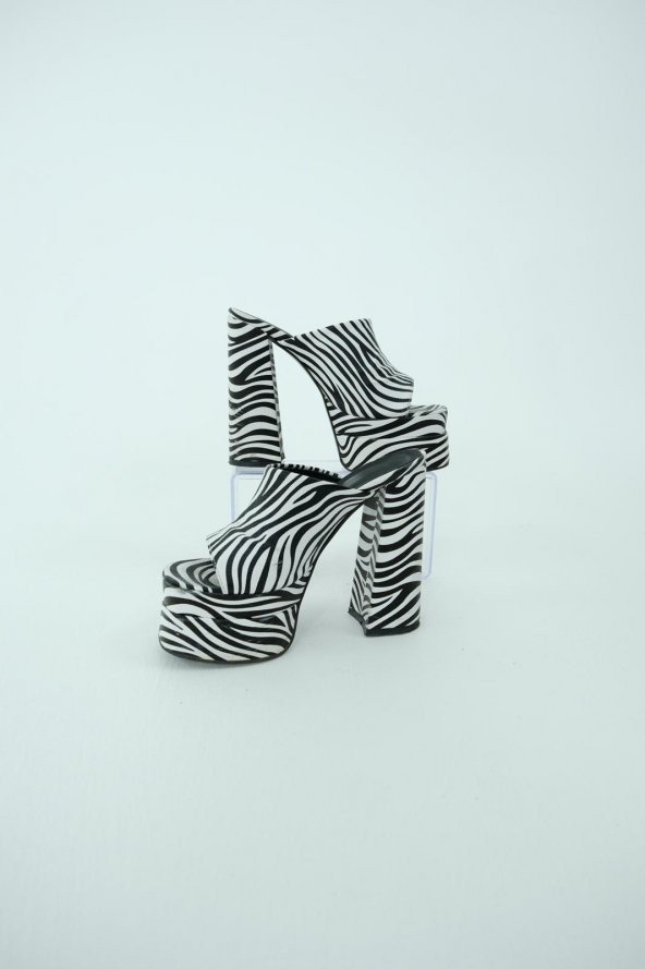 Siyah beyaz zebra desenli yüksek topuklu terlik - 4