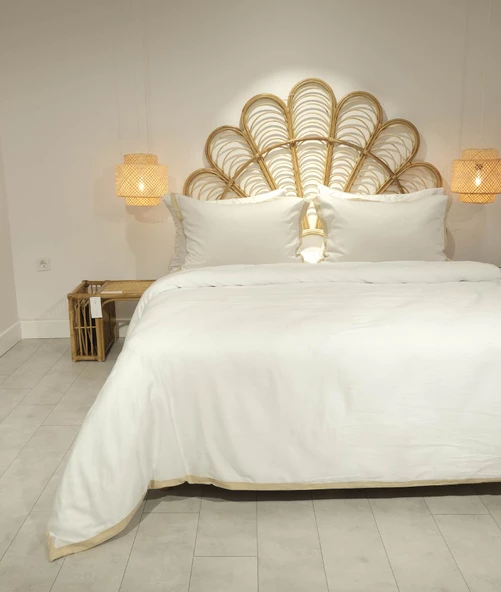 Glow Tencel Saten Çift Kişilik Optik Beyaz Gold Biye Nevresim Takımı 4 Adet Yastık + 240x260 Çarşaf + 200x220 Nevresim