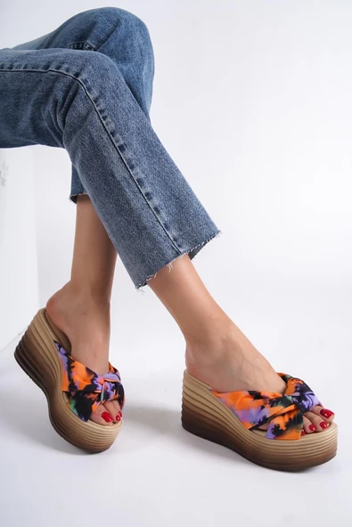 Pointy Turuncu Batik Platform Dolgu Topuklu Kadın Terlik