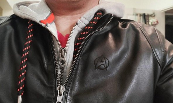 Bir Deri Ceket Üzerinde Yıldız Trek Logosu Plastik Aparat