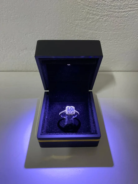 Işıklı Sert Kapaklı Pırlanta Tektaş Yüzük Evlilik Teklifi Özel Kutusu