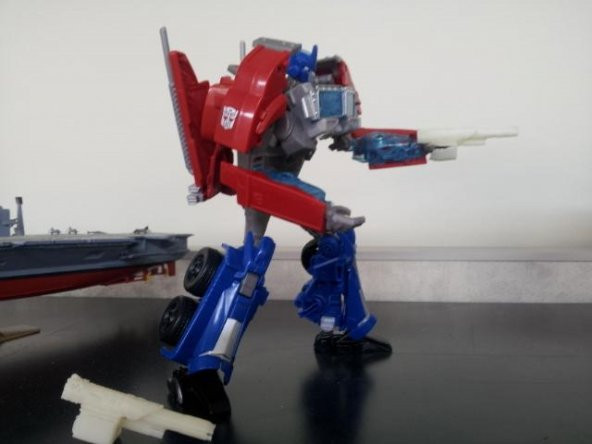 Transformers Prime: Optimus Prime El Topu Plastik Aparat - 6