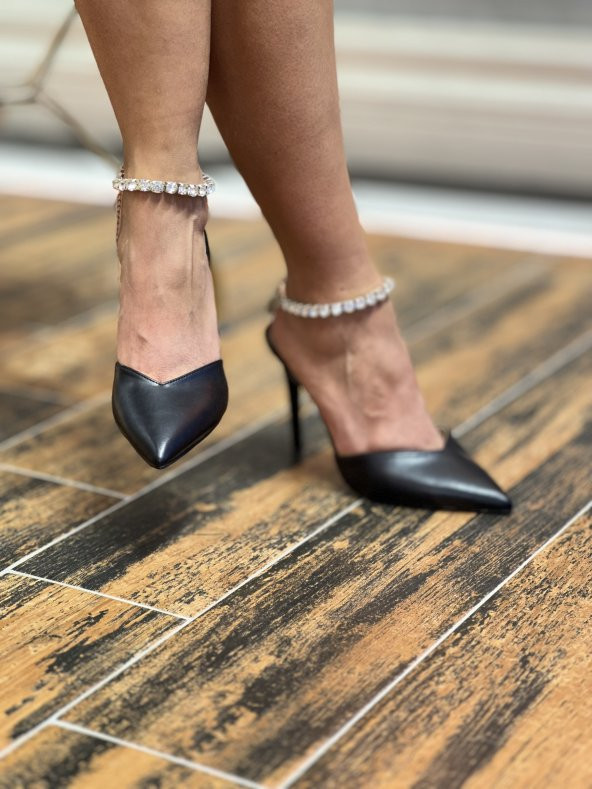 Siyah Mat Deri Bileği Taşlı Önü Kapalı Topuklu Ayakkabı