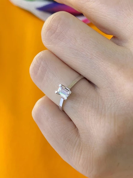 Minik Baget Taş Pırlanta Modeli Beyaz Altın Tektaş Yüzük - Resim 2