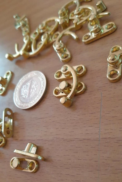KÜÇÜK YAY GÖZÜ KANCALI KİLİT SARI 10 ADET KUTU SANDIK VE KAPAK KLİPSİ 20X24 MM