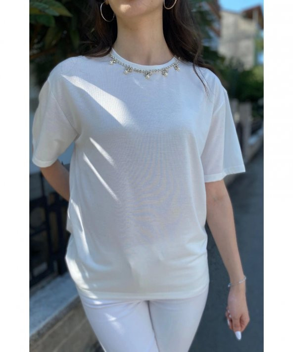 Yakası İnci ve Taşlı Beyaz Tişört - 3