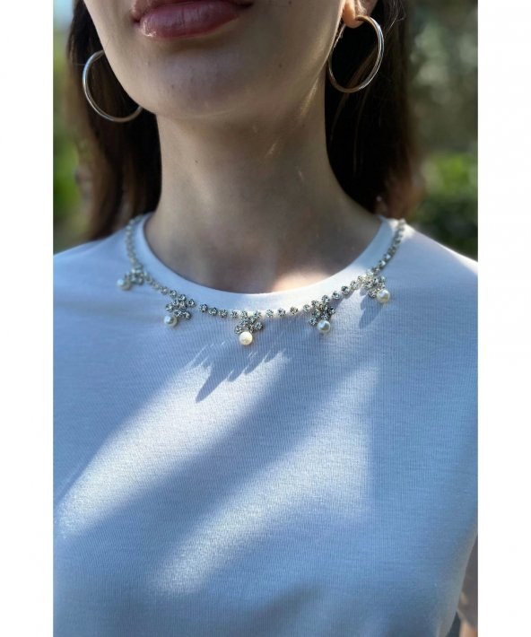 Yakası İnci ve Taşlı Beyaz Tişört - 4