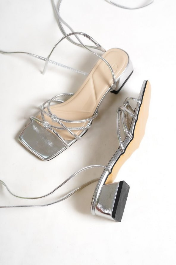 Modabuymus Selena Gümüş Kısa Topuklu Bilekten Bağcıklı Sandalet